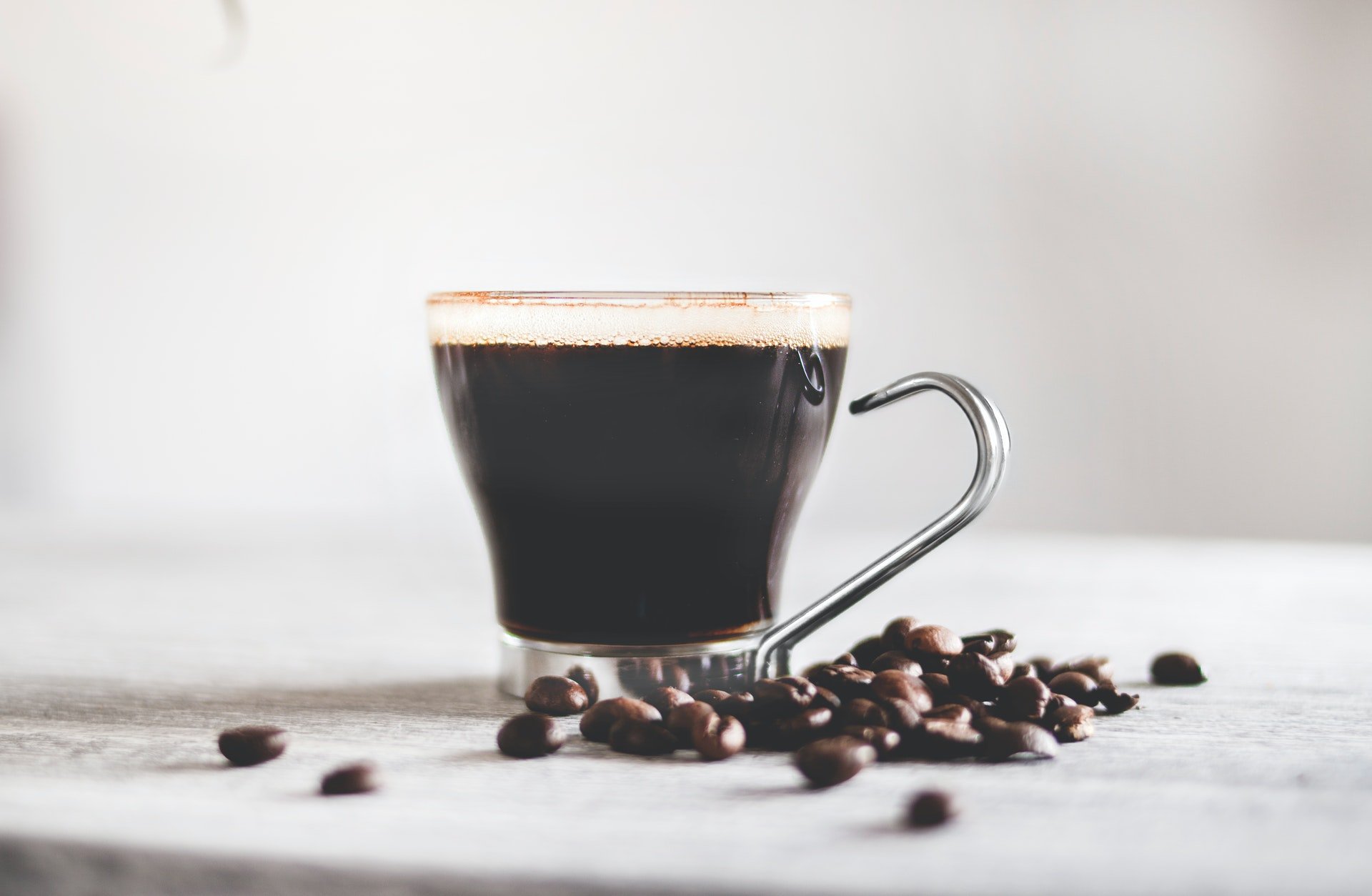 De mocinho, o café pode se transformar em vilão. (Fonte: Pexels/Reprodução)
