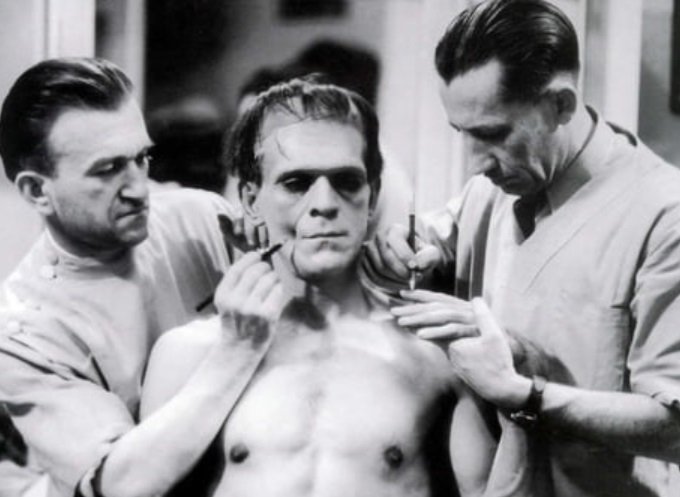 Karloff durante o longo processo de maquiagem para Frankenstein.