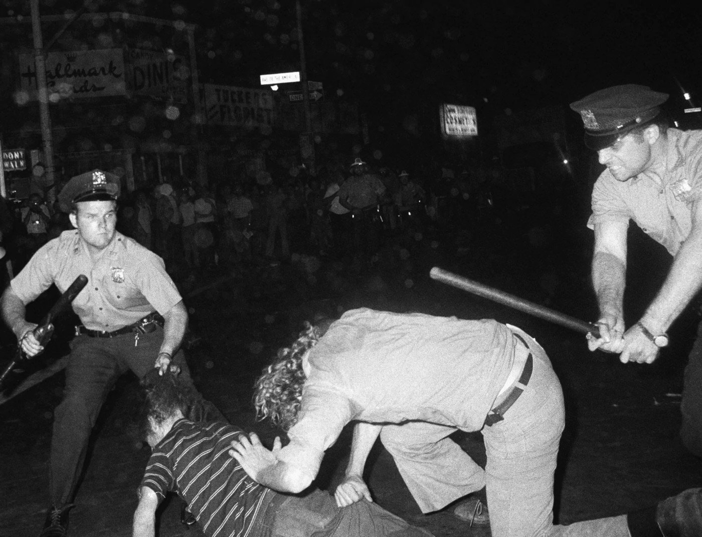 A polícia batendo em jovens gays era comum. O que havia de novo era o revidar. (Fonte: Crimethinc/ Reprodução)
