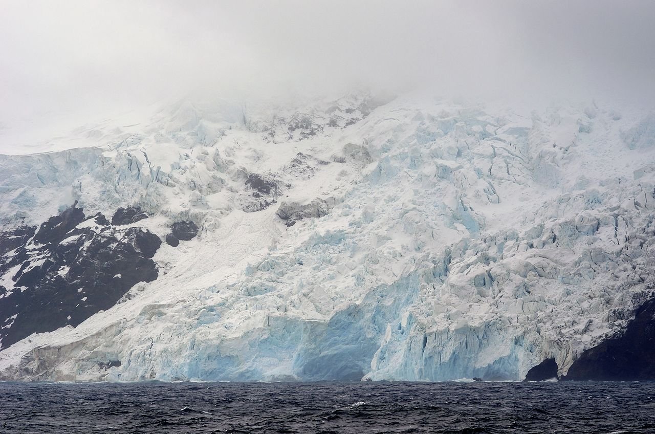 Pra chegar em Bouvet, tem que escalar todo esse gelo. Vamos? (Imagem: Wikimedia Commons)