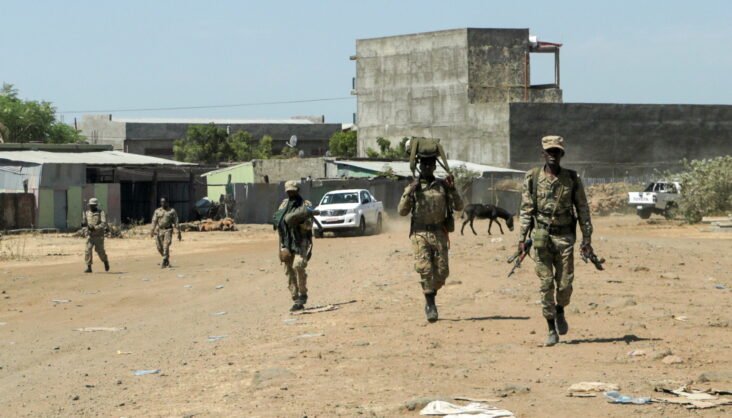 Membros da Força Especial de Amhara retornam à base militar da 5ª divisão mecanizada de Dansha após lutar contra a TPLF, em Danasha, região de Amhara. (Fonte: REUTERS / Tiksa Negeri/ Reprodução)
