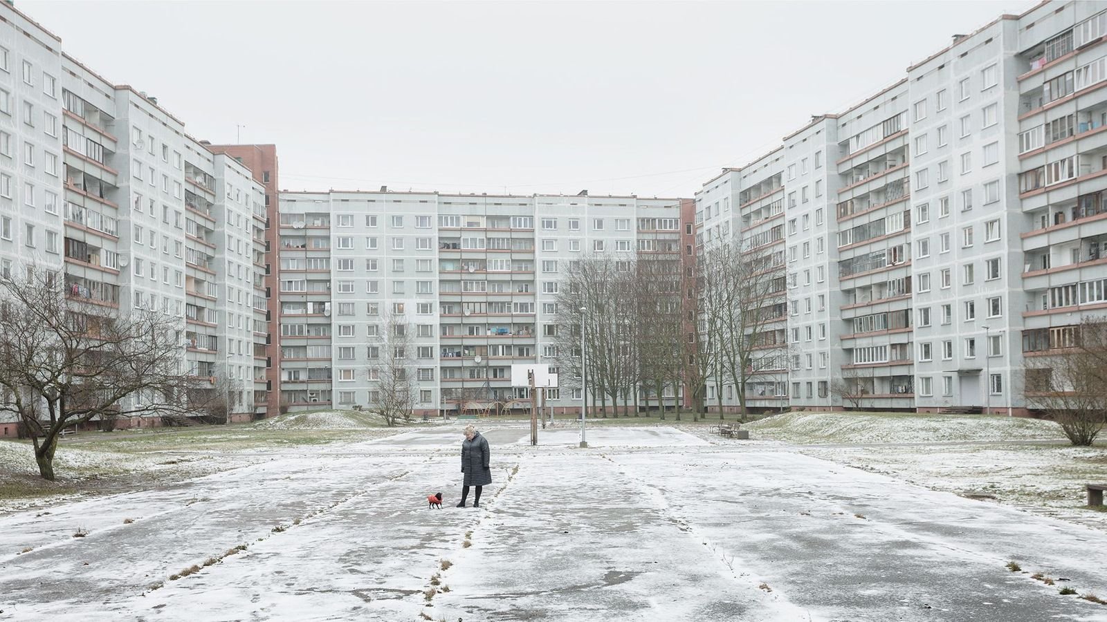 Boa parte da população da Letônia vive isolada em apartamentos.
