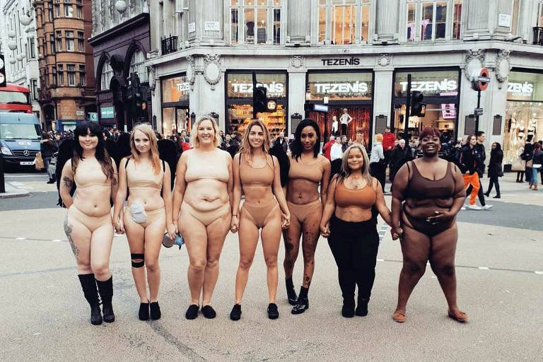 Em Londres, sete mulheres protestam contra a falta de diversidade da Victoria's Secret.