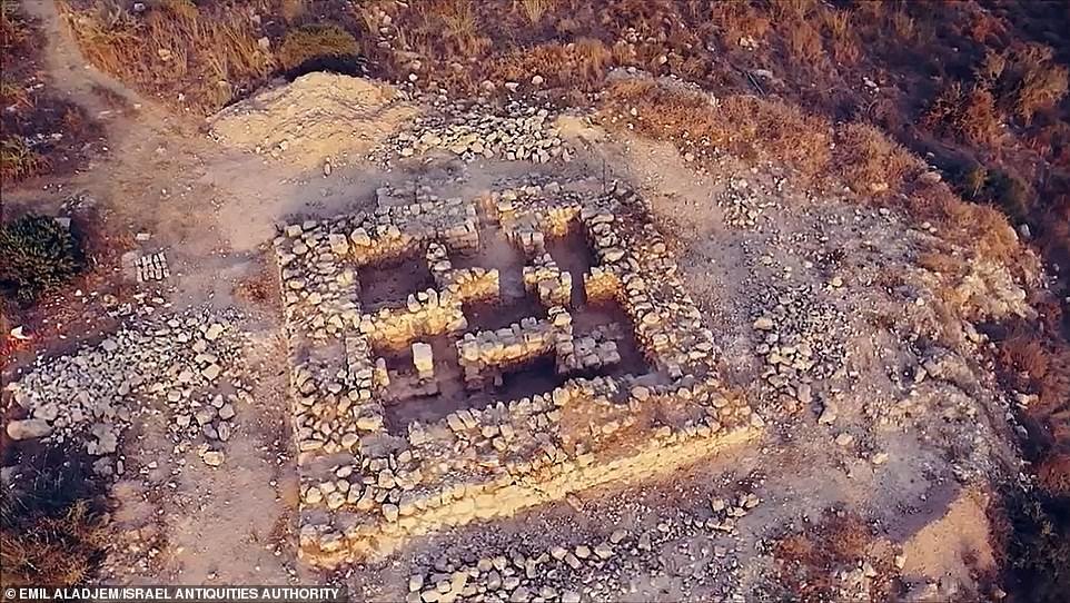 A fortaleza foi construída com paredes de pedra com quase três metros de espessura.(Fonte: Emil Aladjem Israel Antiquities Authority/ Reprodução)