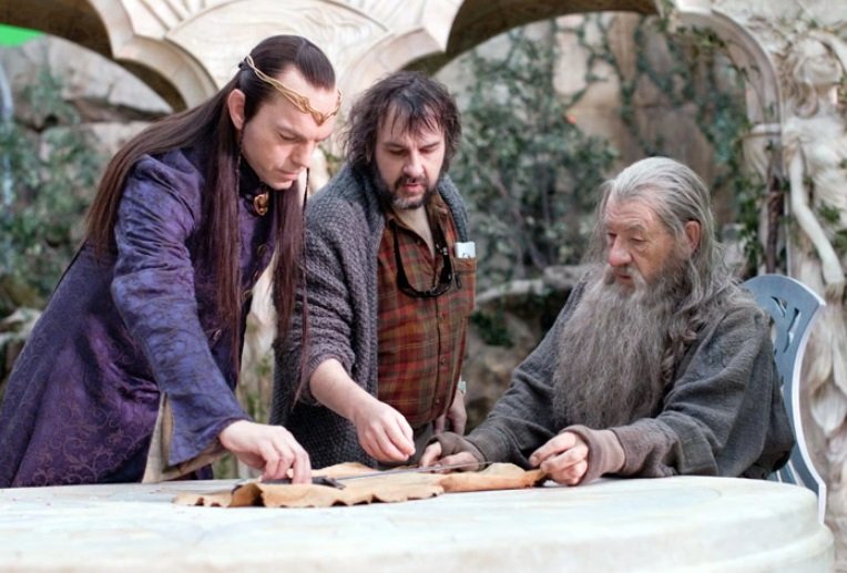 Peter Jackson, já como diretor da trilogia, ao lado de Hugo Weaving (Elrond) e Ian McKellen (Gandalf). (Fonte: Reprodução)