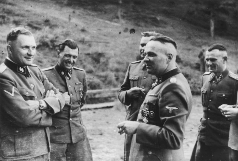 Mengele, 2° da esquerda, ganho o apelido de Anjo da Morte pelo jeito frio e indiferente com que mandava, com um gesto da mão, prisioneiros para a morte. (Fonte: Karl Hoecker/ Museu do Holocausto/ Reprodução)