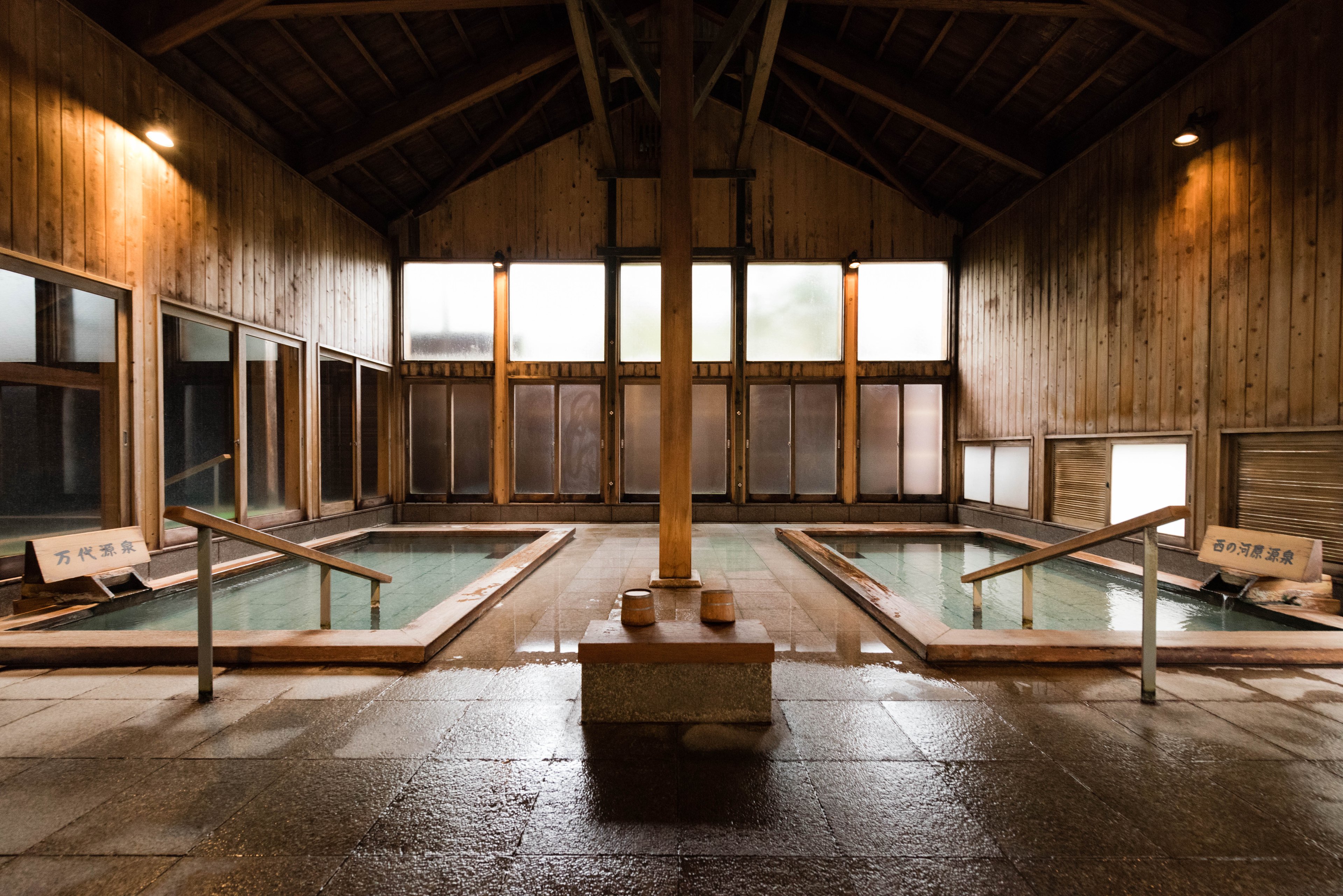 As banheiras e saunas servem para relaxar, e não para lavar o corpo.