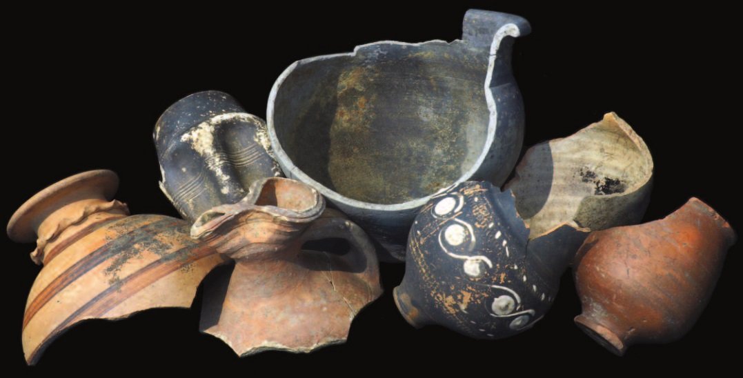 Brasões romanos e vasos foram encontrados próximos ao cemitério.