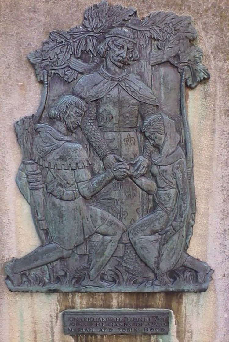 Rei Ricardo, o Coração de Leão, casando Robin Hood e Maid Marian em uma placa fora do Castelo de Nottingham. (Fonte: History Hit/Reprodução)
