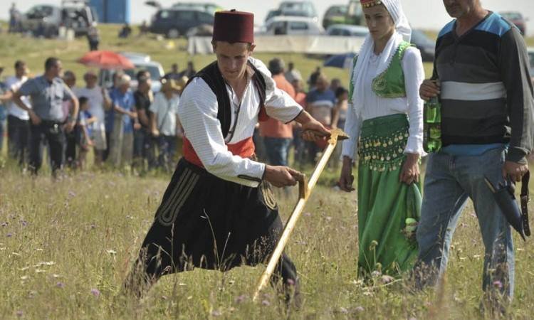 Evento de corte de grama com foice é anual e tradição passada de pai para filho. (Fonte: Ministério da Cultura e Esporte da Bósnia e Herzegovina)