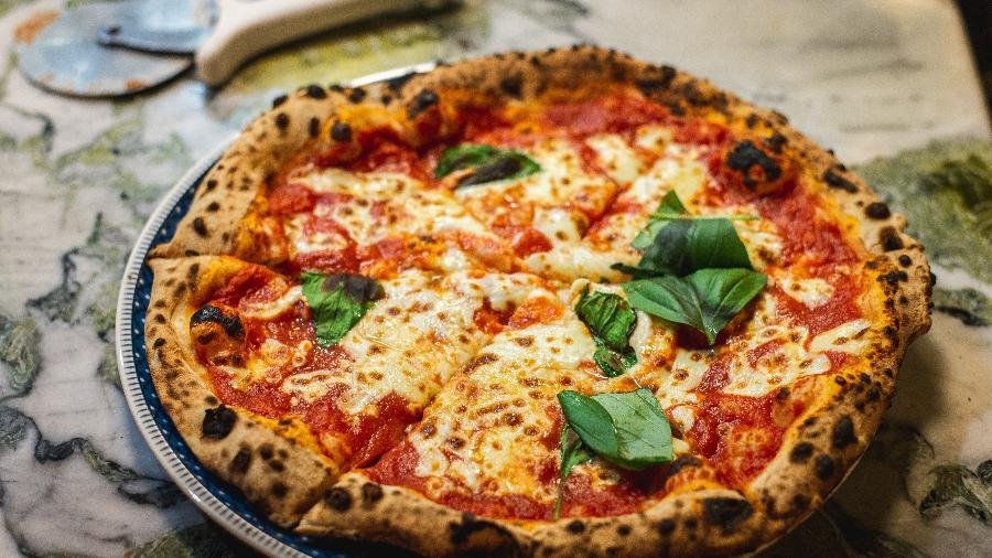 Em Nápoles, existem cerca de 3000 pizzaiolos preparando a tradicional receita. (Fonte: Unsplash)