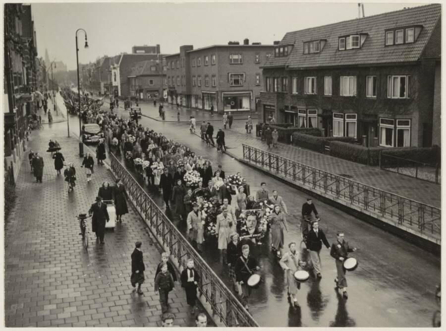 Marcha nos 1950 em memória de Hannie. (Fonte: Cees de Boer/Wikimedia Commons)