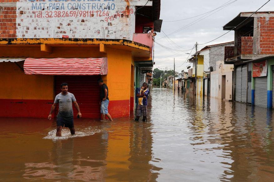 Chuvas torrenciais inundaram cidades inteiras na Bahia, causando muitos danos. (Fonte: CNN Brasil)