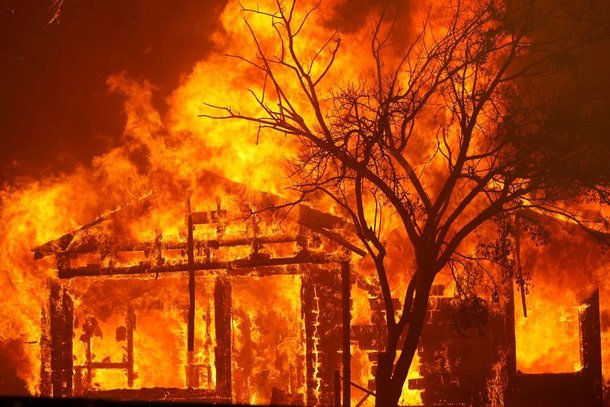 Na Califórnia, incêndios nas florestas queimaram milhares de acres de terra. (Fonte: G1)