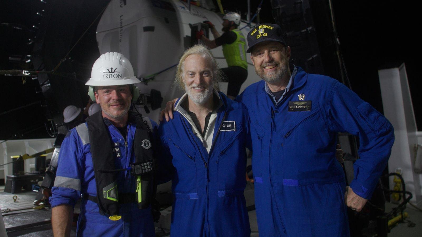 Victor Vescovo (centro) e membros da equipe que filmaram o naufrágio. (Fonte: Nick Verola/Caladan Oceanic/Reprodução)