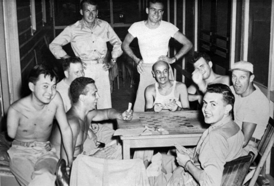 Daniel Inouye (extrema esquerda) em recuperação no Hospital do Exército Percy Jones em Battle Creek, Michigan. (Fonte: Biblioteca Robert Dole/Reprodução)