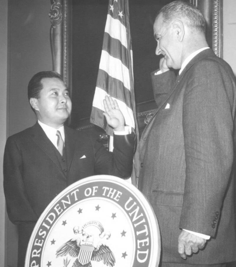 Daniel em seu juramento ao Senado dos EUA com o vice-presidente Lyndon B. Johnson, em 1963.(Fonte: Centro Americano-Asiático-Pacífico/ Smithsonian/Reprodução)