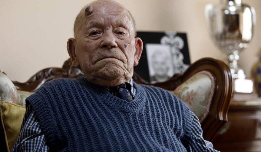 O segredo da longevidade, segundo este homem de 107 anos, é beber