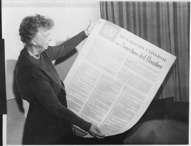 Eleonor Roosevelt segura a recém-criada Declaração Universal dos Direitos Humanos. (Fonte: ONU)
