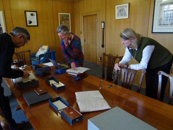 Equipe da biblioteca analisando os cadernos recém devolvidos. (Fonte: University of Cambridge Libraries/ Reprodução)