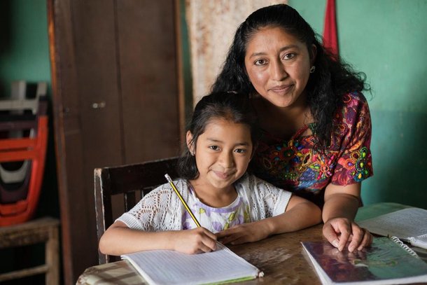 Criança mexicana aprendendo a ler. Fonte:Shutterstock