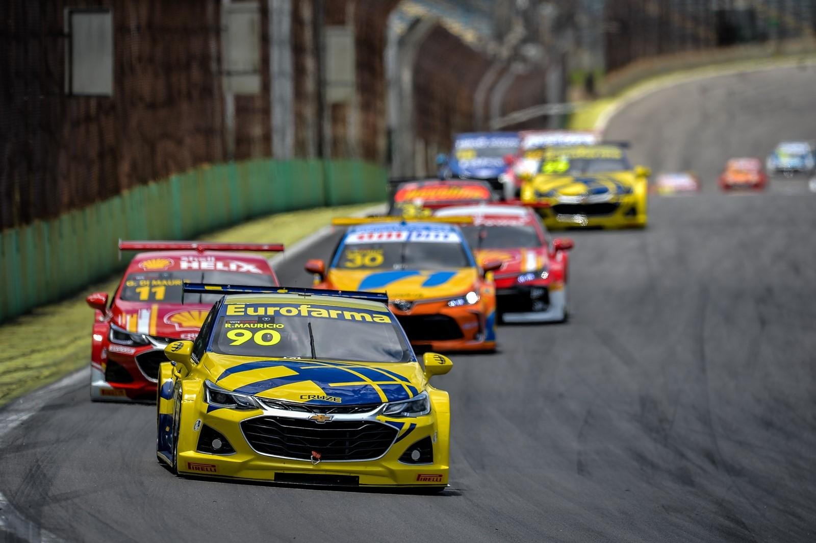 Cruze e Corolla competem na Stock Car Brasil — mas só a "casca" deles... (Imagem: Band/Reprodução)