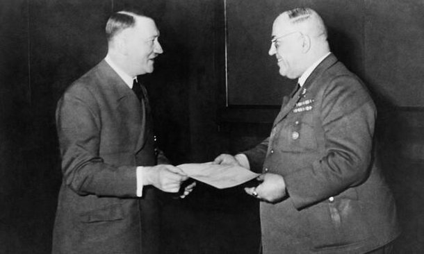 Hitler e seu médico, Theodor Morell. (Fonte: Keystone-France/Gamma-Keystone/Getty Images)