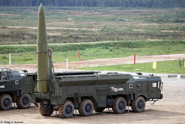 A base de lançamento móvel 9K720 Iskander para mísseis balísticos está sendo usada na guerra da Ucrânia. (Fonte: Vitaly V. Kuzmin/Wikimedia Commons/Reprodução.)