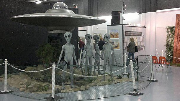 (Fonte: Wikimedia Commons 1. OVNIs não têm relação com alienígenas