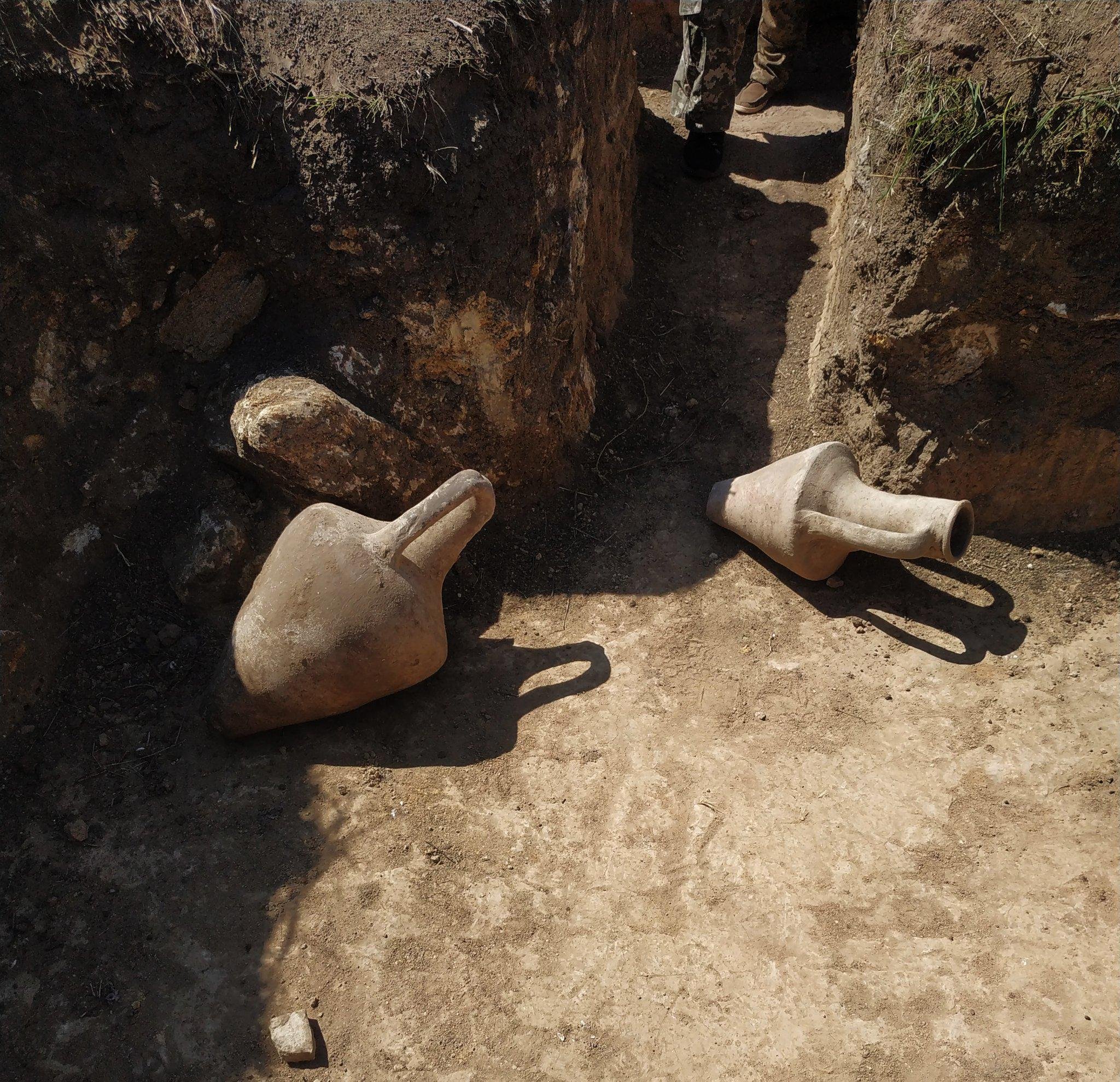 Também chamados de ânforas, os recipientes em excelente estado de conservação foram levados para o Museu Arqueológico de Odessa, na Ucrânia