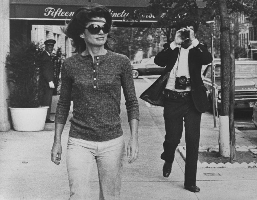 Jackie Kennedy na rua Via Veneto, em 1950. (Fonte: Another Magazine/Reprodução)