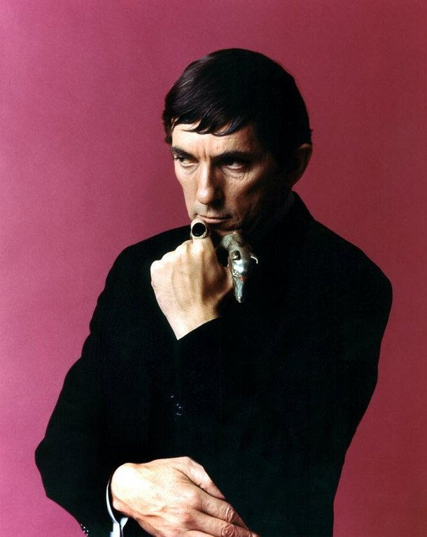 Jonathan Frid. (Fonte: The Dark Shadows Wiki/Reprodução)