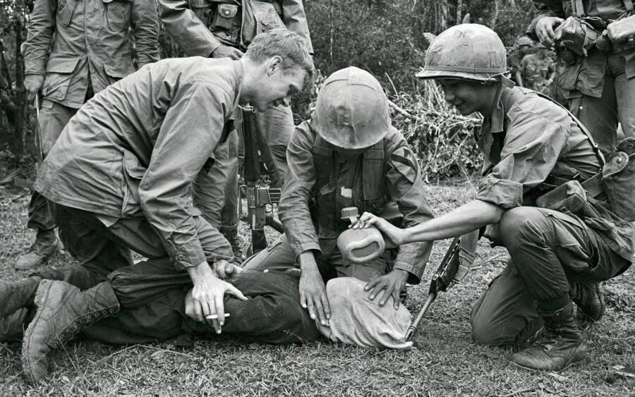 Soldados americanos afogando um prisioneiro de guerra no Vietnã em 1968. (Fonte: Wikimedia Commons/Reprodução)