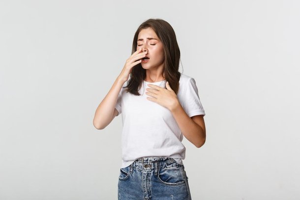 Em geral, as pessoas não espirram enquanto dormem graças ao REM, prevenindo que alguns comandos sejam enviados ao cérebro. (Fonte: Shutterstock/Reprodução)