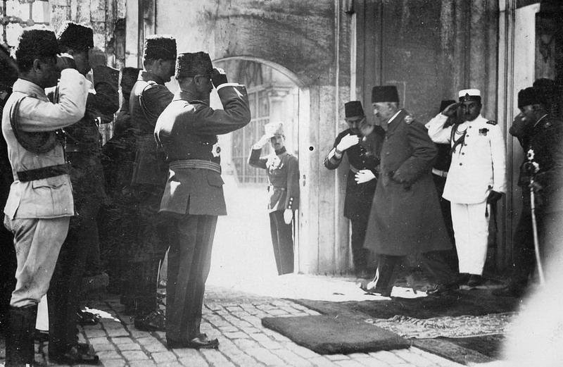 Mehmed VI, o último sultão do Império Otomano, deixando o país após a abolição do sultanato otomano.