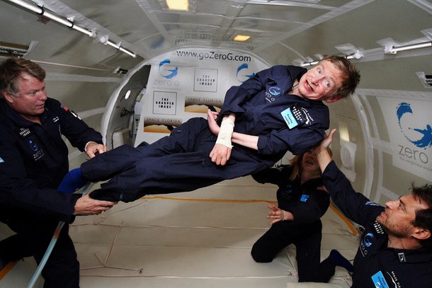 Stephen Hawking experimentando a gravidade zero durante voo. Físico foi um dos defensores de uma teoria de tudo. (Fonte: NASA)