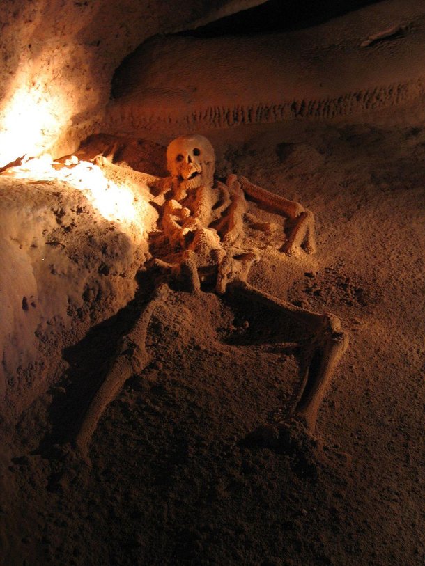 Esqueleto de uma pessoa que foi utilizada durante um sacrifício maia na caverna ATM.