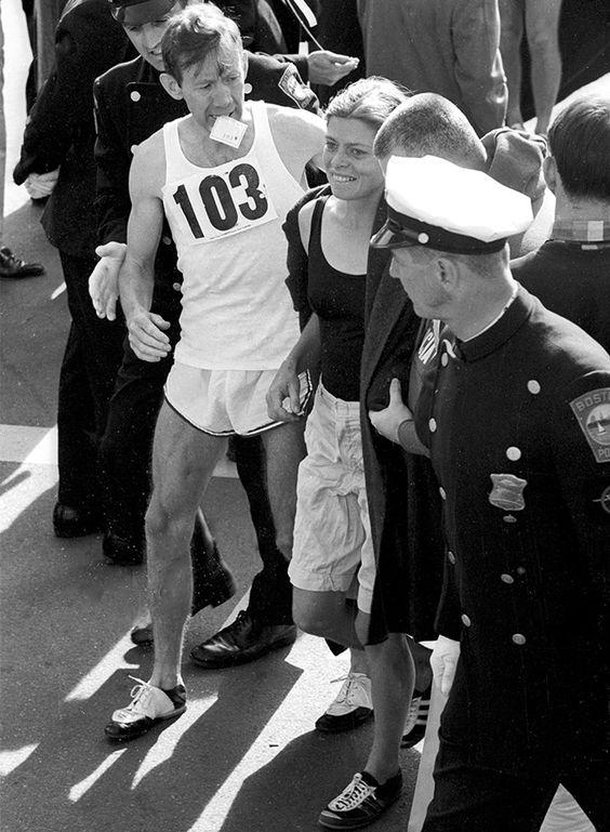 Bobbi Gibb após concluir a Maratona de Boston.