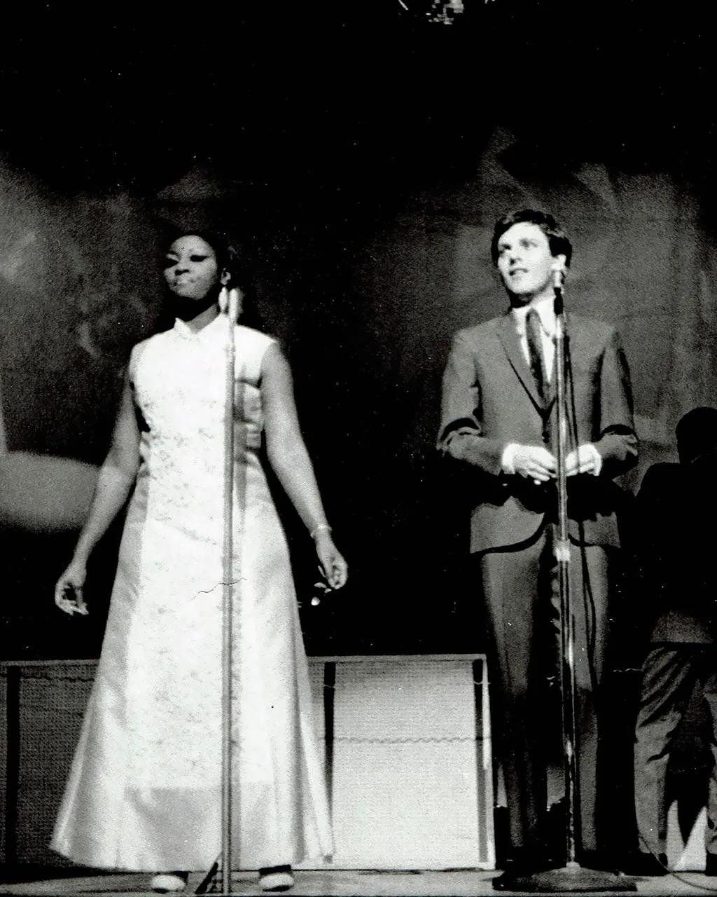 Vera e Clay no palco do teatro Apollo. (Fonte: Reprodução: Billy Vera)