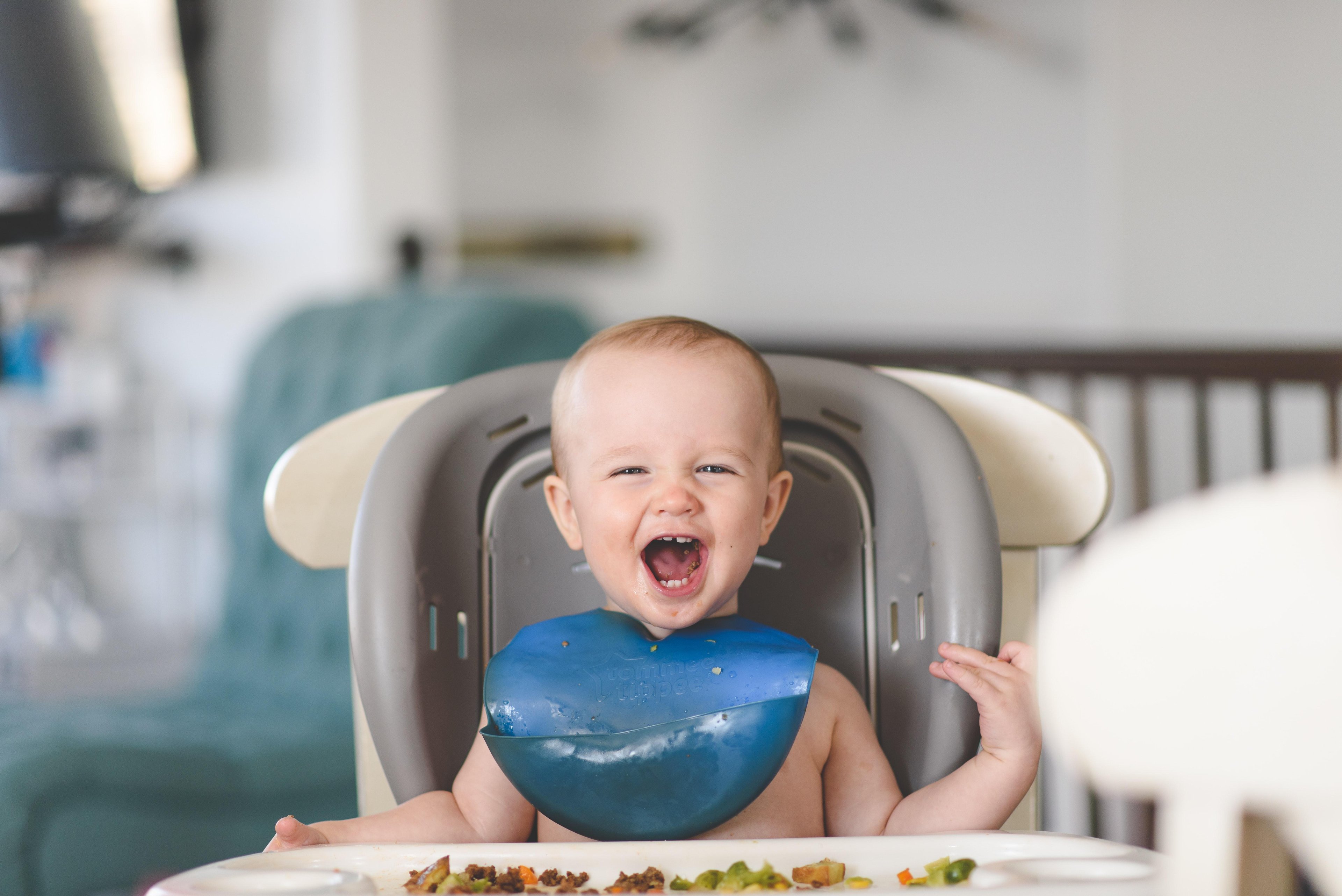 Introdução alimentar deve ser feita de maneira gradativa a partir do sexto mês de vida do bebê. (Fonte: Unsplash/Reprodução)
