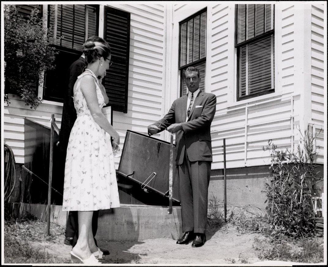 O governador Robert Stafford, de Vermont, corta uma fita na frente de um protótipo de abrigo antiaéreo construído em uma casa em Montpelier. (Fonte: Digital Public Library of America/ Reprodução)