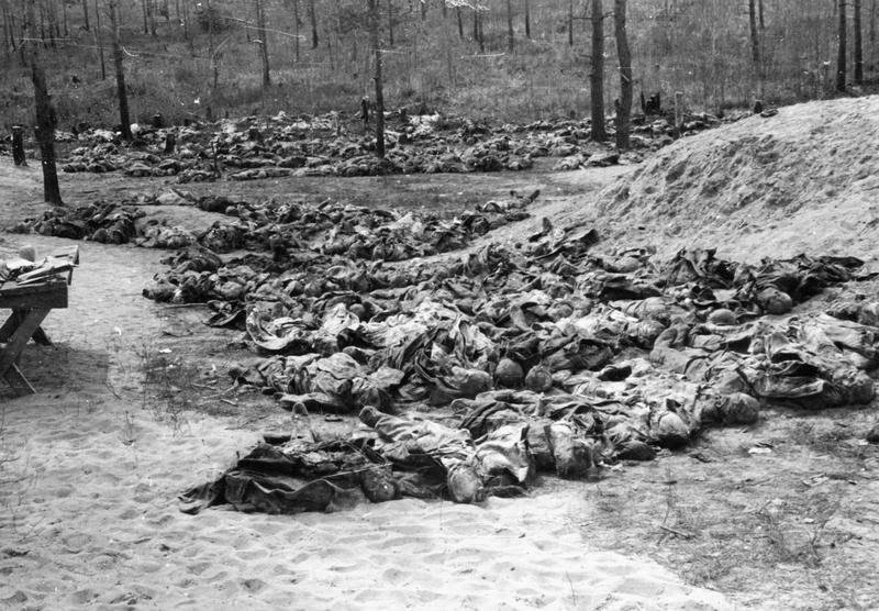 Nem todo prisioneiro ia para o trabalho forçado. Aqui, os corpos de milhares de poloneses jazem mortos em uma vala comum. Katyn, Rússia. 30 de abril de 1943. (Fonte: Wikimedia Commons)