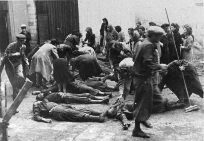 Corpos de presos políticos em um campo. Tarnopil, Ucrânia. 10 de julho de 1941.(Fonte: Wikimedia Commons)