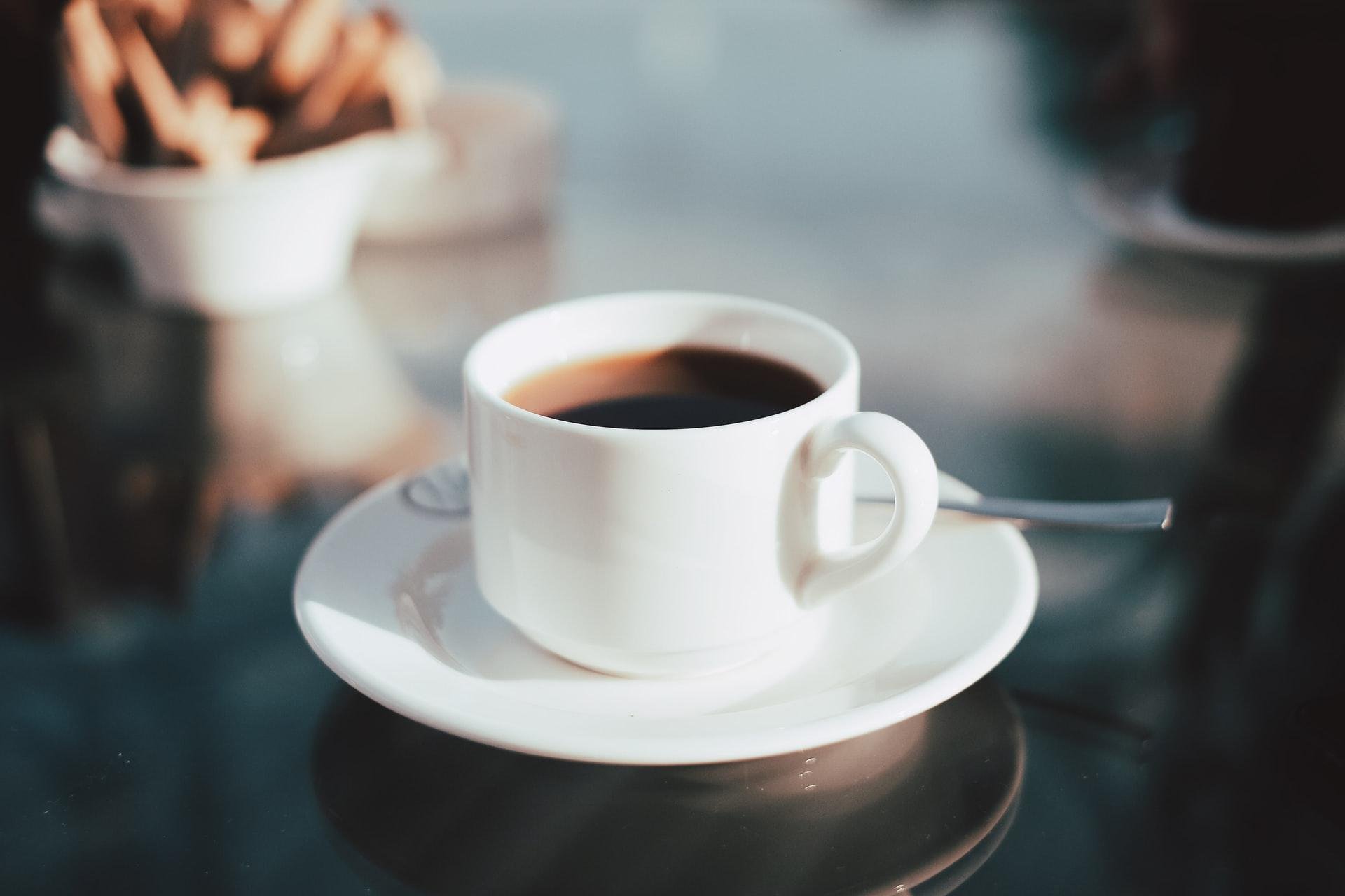 Puro ou com leite, o café é irresistível, é um ótimo aliado para espantar o frio. (Unsplash)