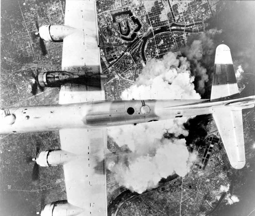 Avião B29 sobrevoando o território japonês em 1945