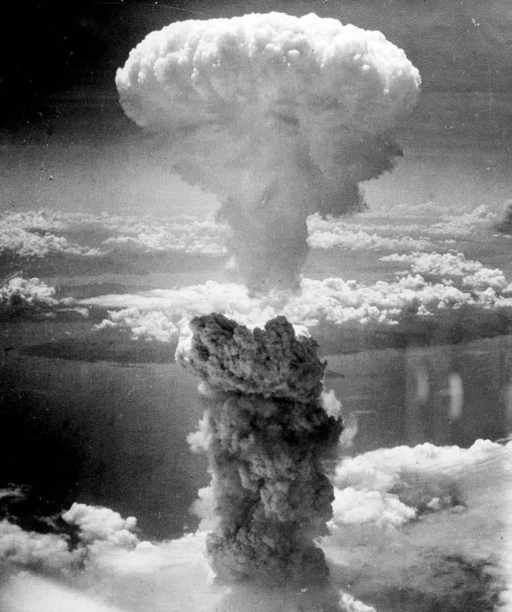 Nuvem de cogumelo causada pela explosão da bomba atômica em Nagasaki