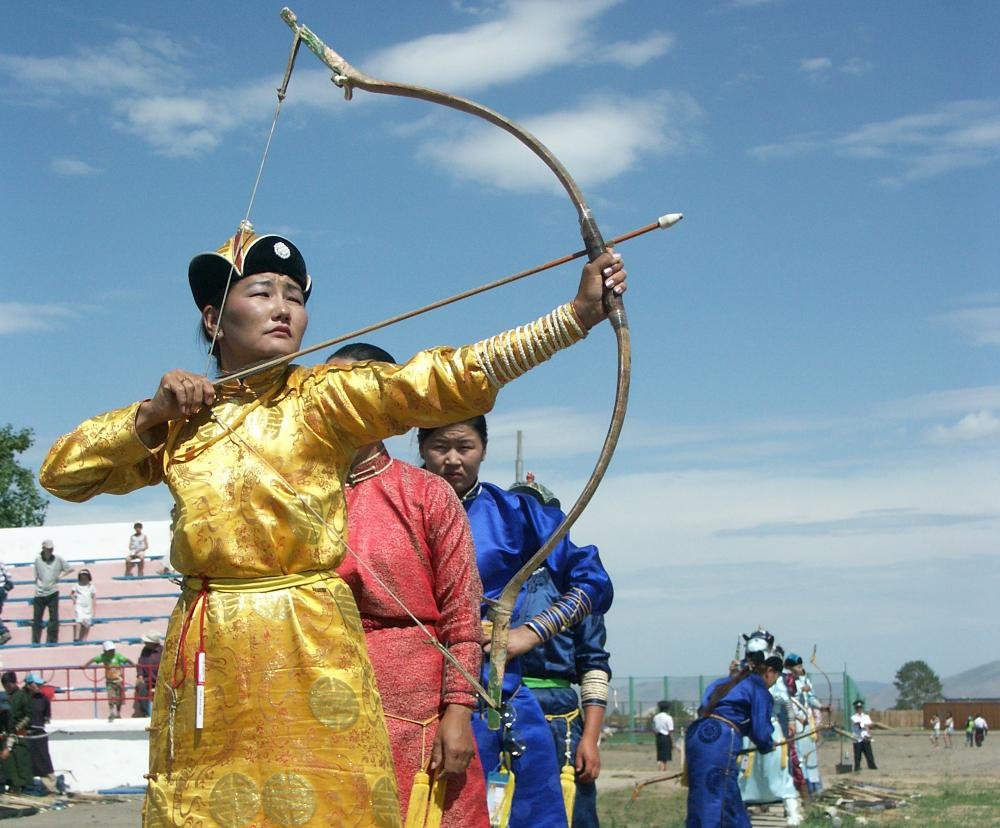 Mulheres mongóis são treinadas no tiro com arco até os dias atuais.