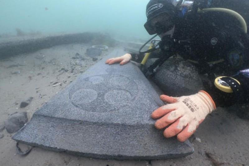 Uma das lápides encontradas na Mortar Wreck. (Fonte: Bournemouth University)