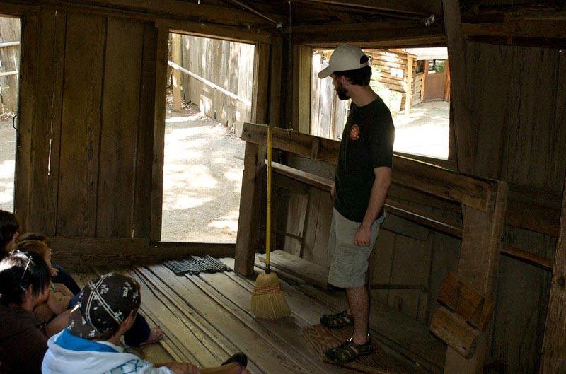 Rapaz demonstra fenômeno da vassoura que fica perfeitamente de pé na Casa do Mistério no Vórtice de Oregon. (Fonte: Michael Hanscom/Reprodução)