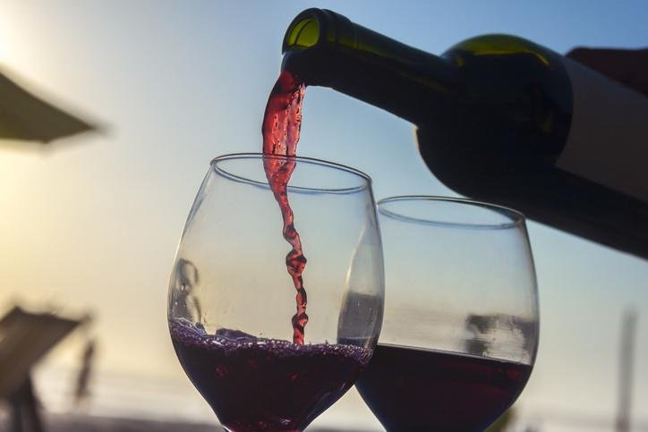 Algumas vinícolas podem usar proteínas de origem animal para filtrar e clarear o vinho. (Fonte: Gettyimages)